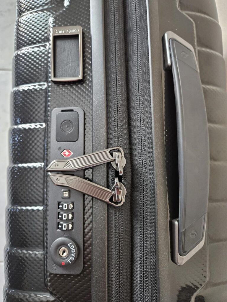 Samsonite Proxis Global Carry-on Spinner zipper and lock